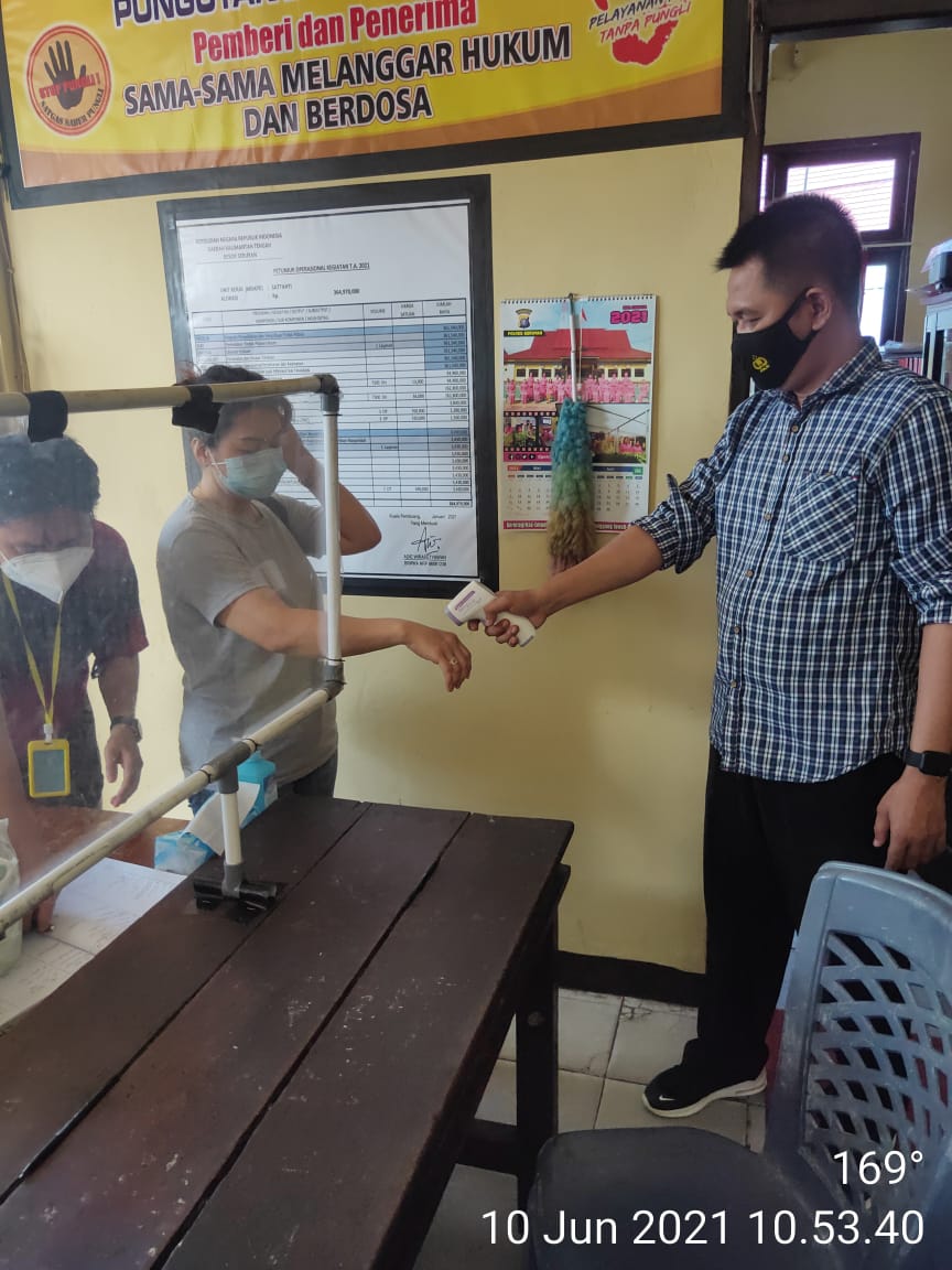Satuan Tahanan dan Barang Bukti (Sat Tahti) Polres Seruyan memperketat jam besuk tahanan di Rutan yang berada di Mapolres Seruyan. Hal itu bertujuan untuk mengantisipasi penyebaran wabah virus Corona (COVID-19), Kamis (10/6/2021). Foto : Tbn