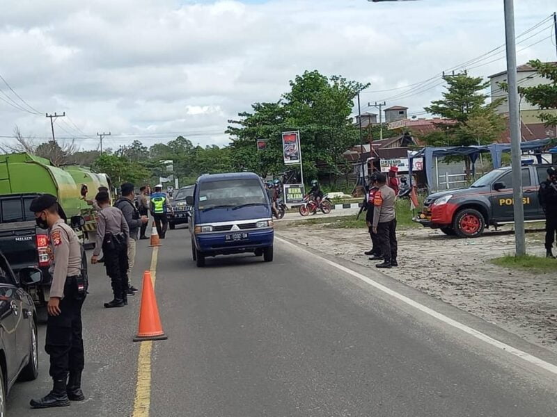 Polisi memeriksa pengguna jalan Palangka Raya - Bukit Rawi di Pos Penyekatan di Pahandut Seberang Palangka Raya, Jumat (9/7/2021). Foto : TN