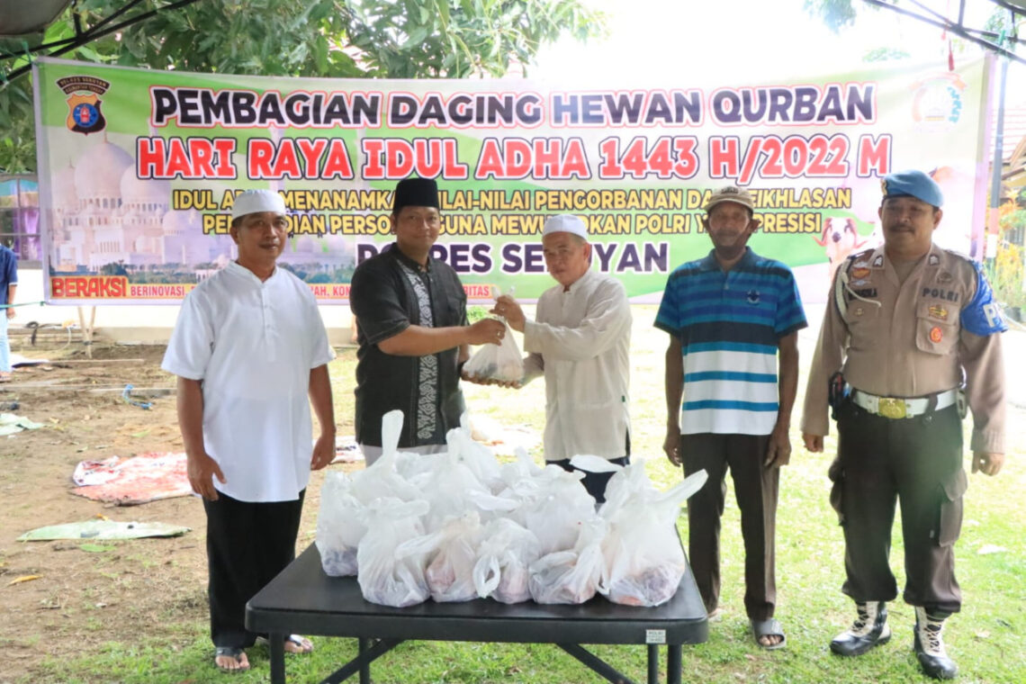 Setelah disembelih, daging kemudian diserahkan secara simbolis oleh Kapolres Seruyan AKBP Gatot Istanto S.I.K kepada Imam Masjid Baabusalam.