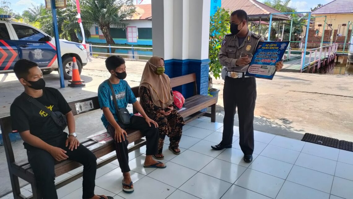 Guna mencegah penyebaran virus Covid-19, Sat Lantas Polres  Covid-19 dalam kota Kuala Pembuang, Kabupaten Seruyan, Provinsi Kalteng. Foto : Tbn