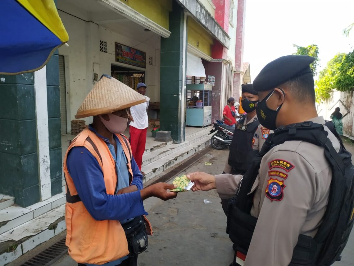 Dalam upaya pencegahan dan pengendalian Covid-19 di Kota Kuala Pembuang Sat Samapta Polres Seruyan laksanakan kegiatan pembagian masker kepada para Pengunjung Pasar, Minggu (11/07/2021). Foto : Tbn