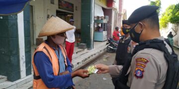 Personil Sat Samapta Polres Seruyan Bagikan Masker di Pasar Saik