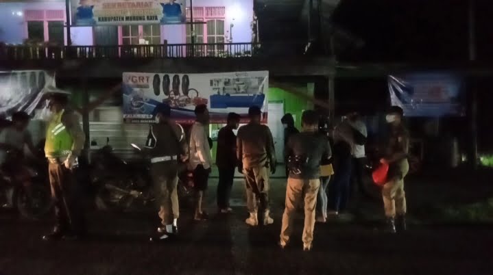 Tim Gabungan di Kabupaten Murung Raya melakukan Operasi Yustisi di Kota Puruk Cahu, Jumar (9/7/2021) malam. Foto : Kpl