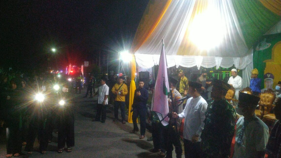 Wakil Bupati Lamandau Riko Porwanto, melepas peserta pawai Takbir Keliling Idul Adha Tahun 2022/1443 Hijriah di Jalan Batu Batanggui Nanga Bulik Kabupaten Lamandau, Sabtu (09/7/2022) malam.. Foto : Bayu