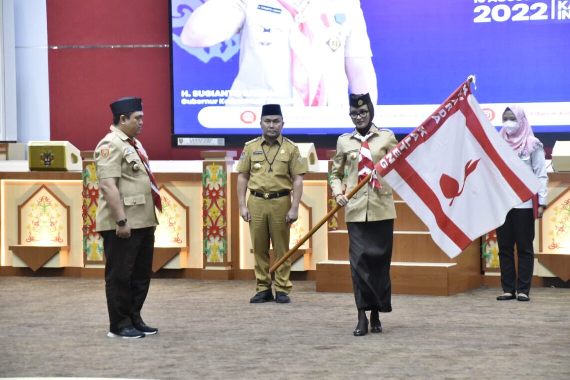 Ketua Kwartir Daerah Gerakan Pramuka Kalteng Ivo Sugianto Sabran saat melepas secara resmi kontingen Kwartir Daerah Gerakan Pramuka Kalteng untuk mengikuti Jambore Nasional XI tahun 2022 di Cibubur, Jakarta Timur