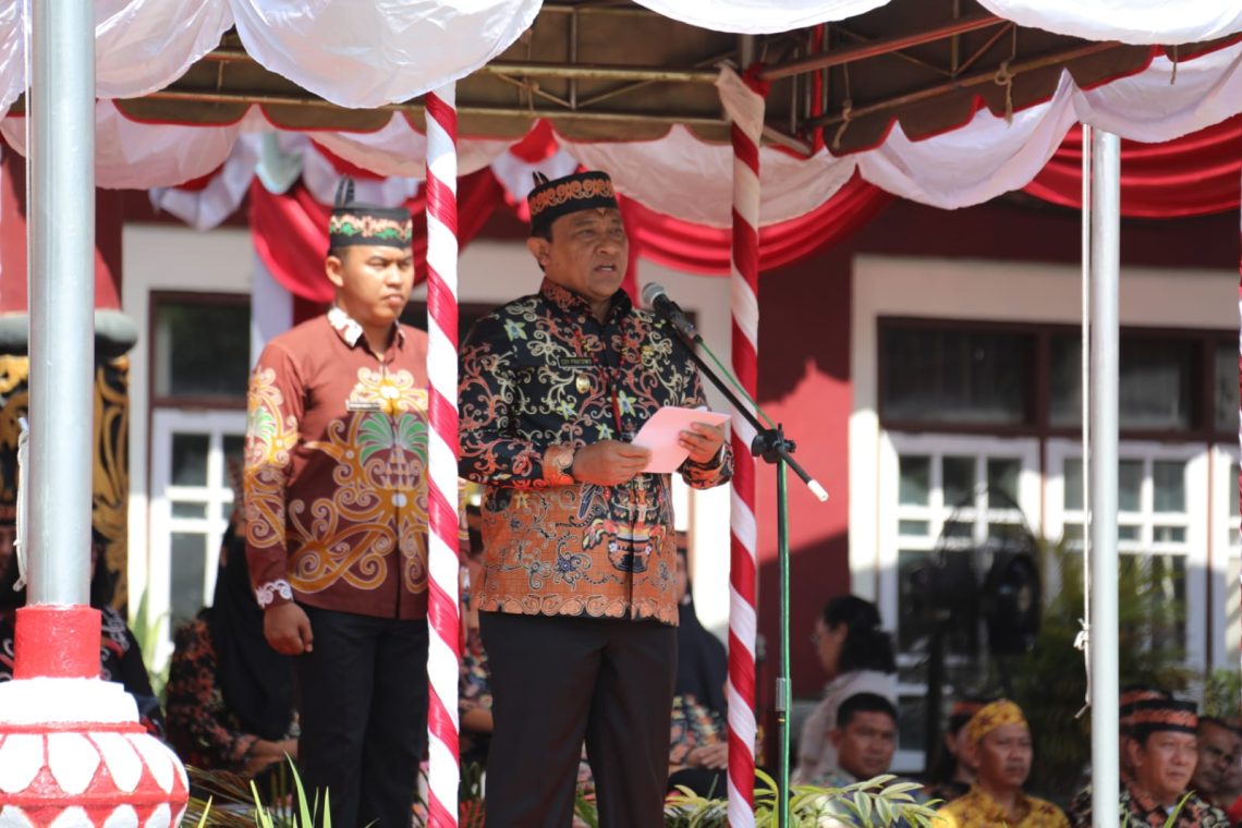 Wakil Gubernur Kalimantan Tengah (Kalteng), H. Edy Pratowo, menjadi Inspektur Upacara (Irup) Hari Jadi ke-21 Kabupaten Barito Timur Tahun 2023 yang digelar di Halaman Kantor Bupati Barito Timur, Kamis (10/8/2023). Foto : Ist/mmc