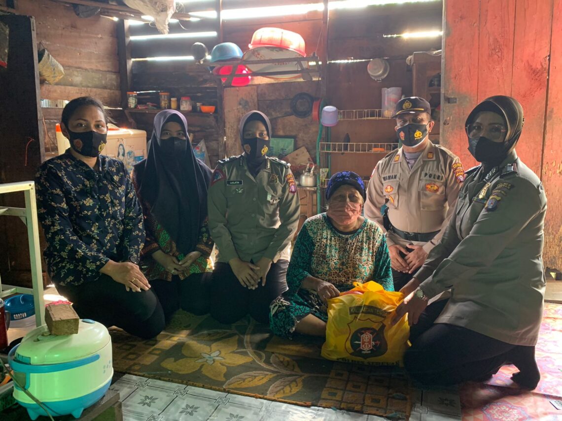 Jumat Berkah Kali ini, bantuan sosial berupa sembako dibagikan kepada Lansia dan Masyarakat Keterbelakangan mental di Kuala Pembuang Kabupaten Seruyan, Jumat (10/9/2021). Foto : Tbn