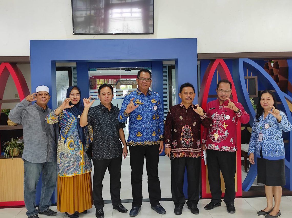 Kepala Dislutkan Darliansjah saat foto Bersama Anggota DPRD Kab. Seruyan, di Palangka Raya, Kamis (10/11/2022). Foto : Ist