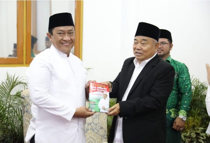 Penyerahan buku Kiai Milyader Tapi Dermawan yang ditulis oleh KH. Asep Saifuddin Chalim