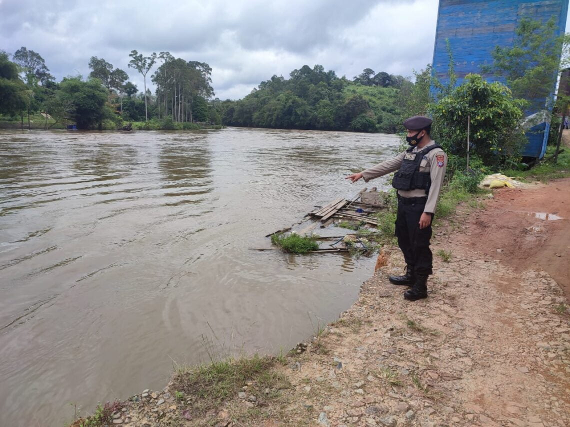 Personel Polsek Seruyan Hulu untuk mengecek ketinggian debit air sungai Seruyan, Minggu (10/10/2021). Foto : Tbn