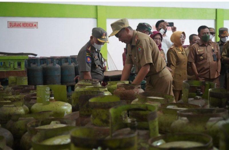 Sahli Gubernur Kalteng Bidang Ekonomi, Keuangan dan Pembangunan Yuas Elko saat melakukan inspeksi LPG gas 3Kg