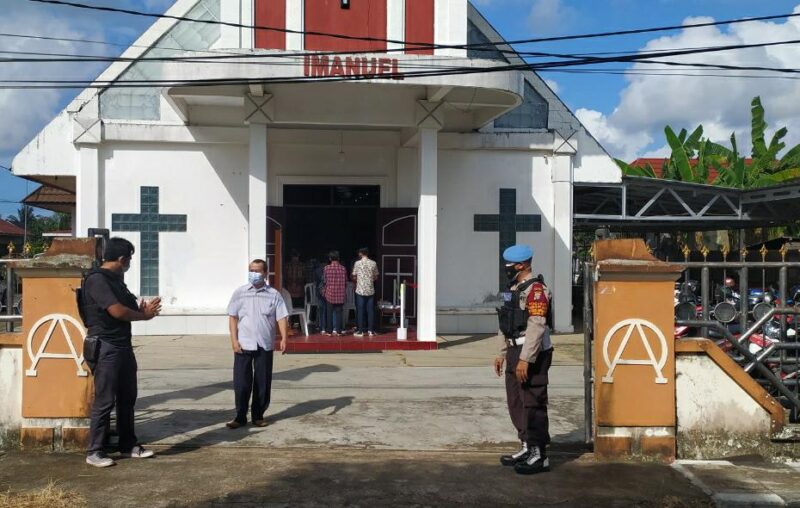 Anggota Polsek Seruyan Hilir, melaksanakan giat patroli rutin dan pengamanan gereja diwilayah hukum Polsek Seruyan Hilir dengan sasaran tempat ibadah gereja-gereja, Minggu (10/10/2021). Foto : Tbn