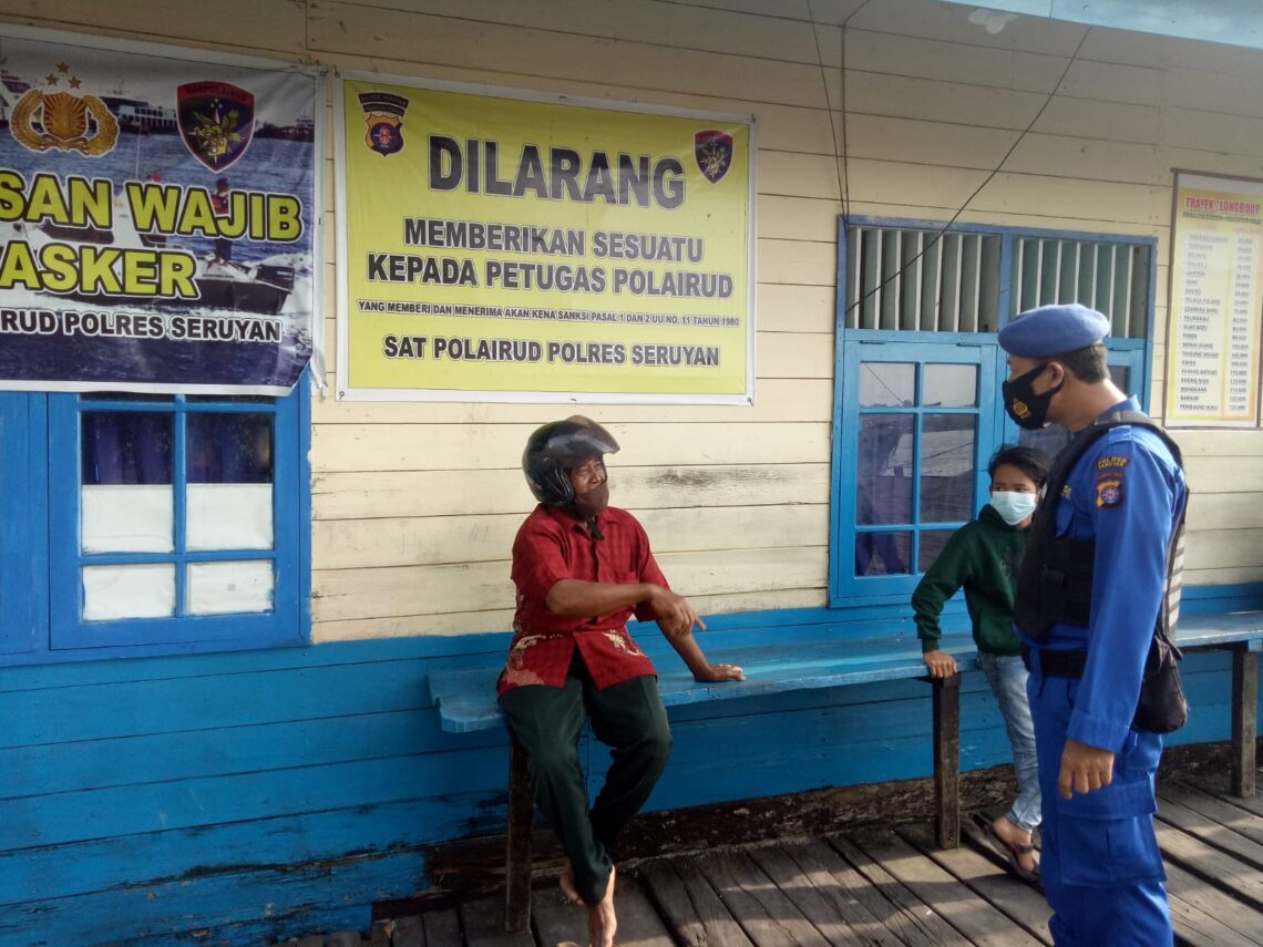 Personil Satpolairud Polres Seruyan memberikan imbauan protokol kesehatan di sekitar bantaran Sungai Seruyan Kecamatan Seruyan Hilir Kabupaten Seruyan Provinsi Kalteng, Minggu (10/10/2021). Foto : Tbn