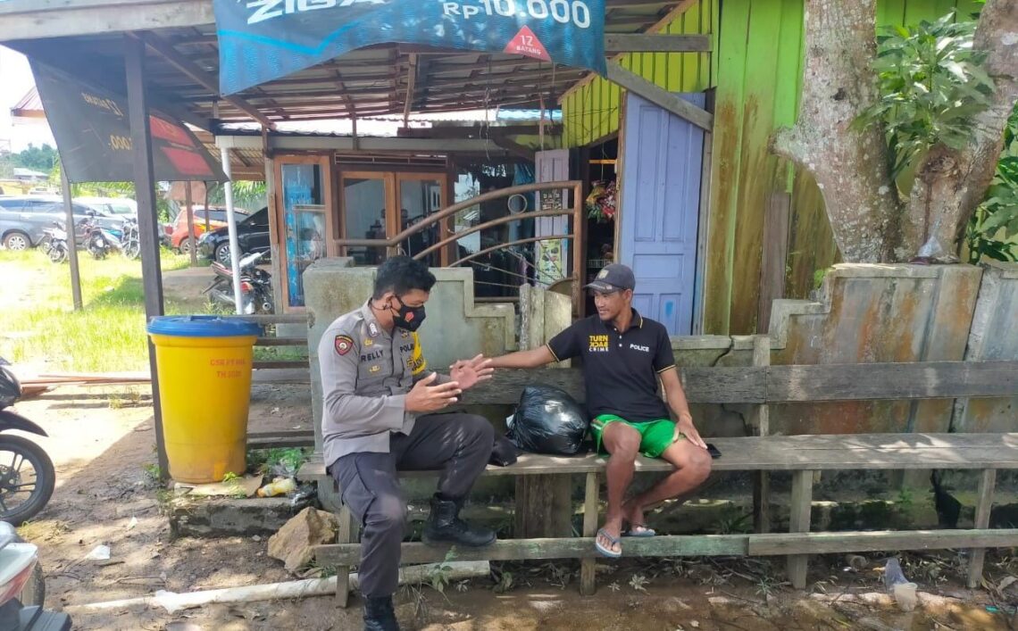 Anggota Polsek Danau Sembuluh melaksanakan kegiatan Sambang dan sosialisasi tentang Protokol Kesehatan Kepada Warga Desa Sembuluh Kecamatan Danau Sembuluh Kabupaten Seruyan, Minggu (10/10/2021). Foto : Tbn