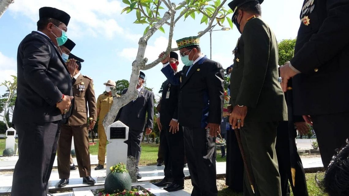 Plt. Gubernur Kalimantan Tengah Habib Ismail Bin Yahya menghadiri Upacara Ziarah dan Tabur Bunga dalam rangka memperingati Hari Pahlawan 10 November 2020 tingkat Provinsi (Prov) Kalteng, bertempat di Taman Makam Pahlawan (TMP) Sanaman Lampang, Palangka Raya, Selasa (10/11/2020). Foto : mmc