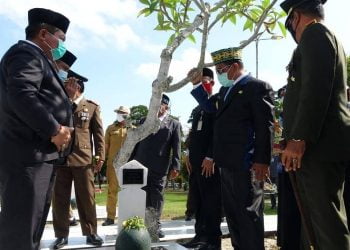 Peringati Hari Pahlawan, Plt Gubernur Ziarah ke TMP Sanaman Lampang
