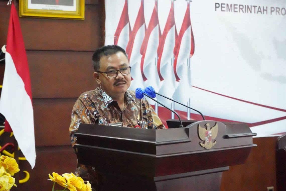 Sahli Gubernur Bidang Pemerintahan, Hukum dan Politik Herson B. Aden saat membacakan sambutan Sekda