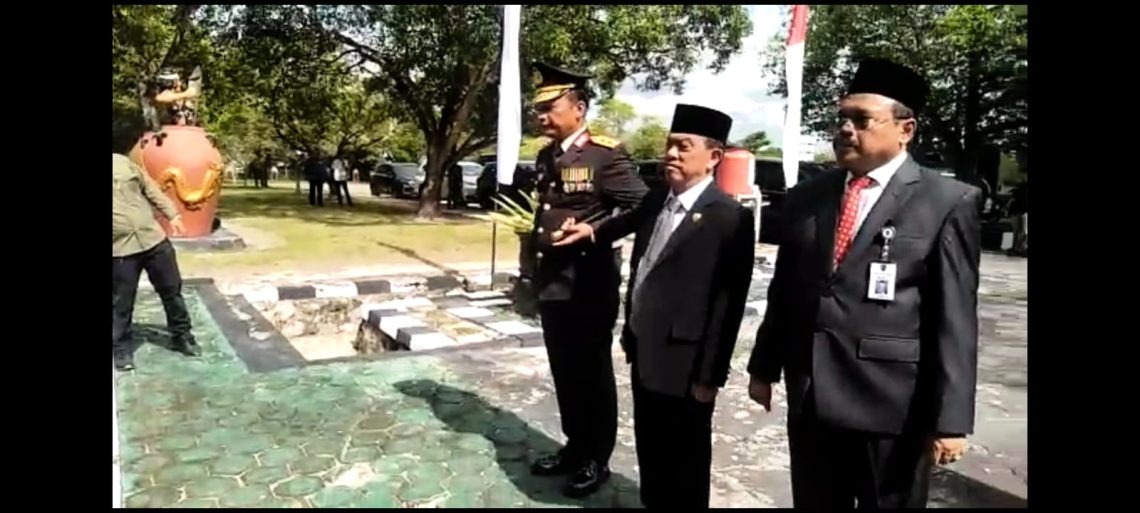 Wakil Ketua I DPRD Kalimantan Tengah Haji Abdul Razak menghadiri Upacara Ziarah dan Tabur Bunga Peringatan Hari Pahlawan 10 November 2022 tingkat Provinsi Kalteng, di Taman Makam Pahlawan (TMP) Sanaman Lampang, Palangka Raya, Kamis (10/11/2022). Foto : Ist