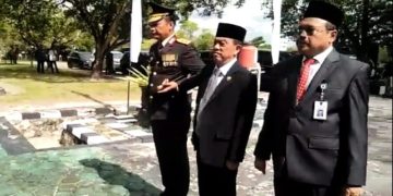 Waket DPRD Kalteng Abdul Razak Tabur Bunga di TMP Sanaman Lampang