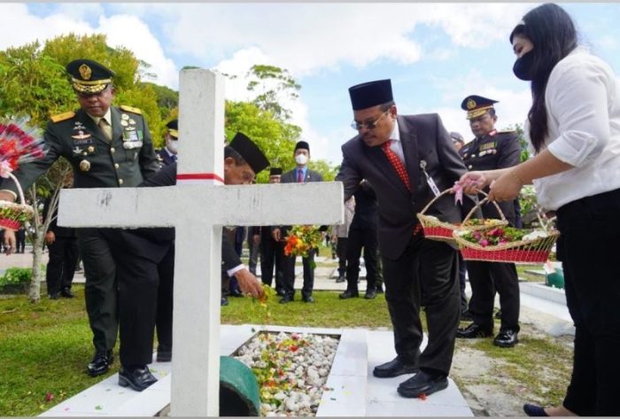 Sekda Nuryakin saat melakukan tabur bunga di maham pahlawan