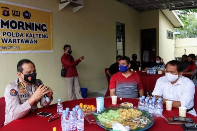 Kombes Pol. Kismanto Eko Saputro, S.H., M.H., Kabidhumas Polda Kalteng saat memberikan sambutannya dihadapan insan pers. FOTO : tbn.