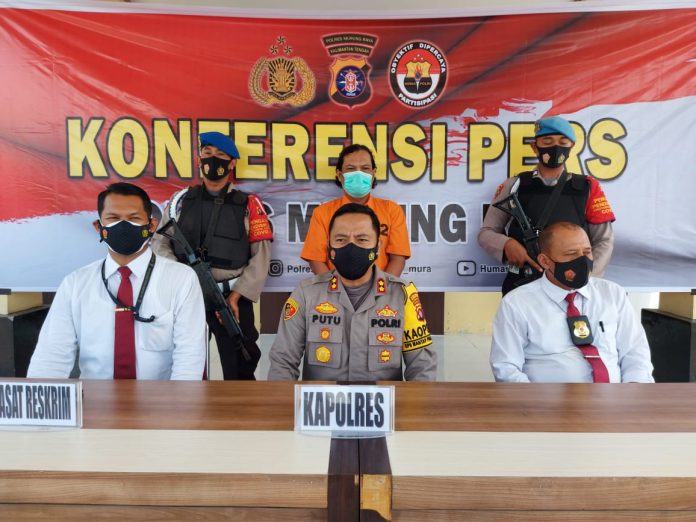 Kapolres Murung Raya AKBP I Gede Putu W., S.H., S.I.K., M.H ketika melaksanakan Konferensi Pers mengungkapkan penggelapan di PDAM Murung Raya, Senin (11/1/2021). Foto : Tbn