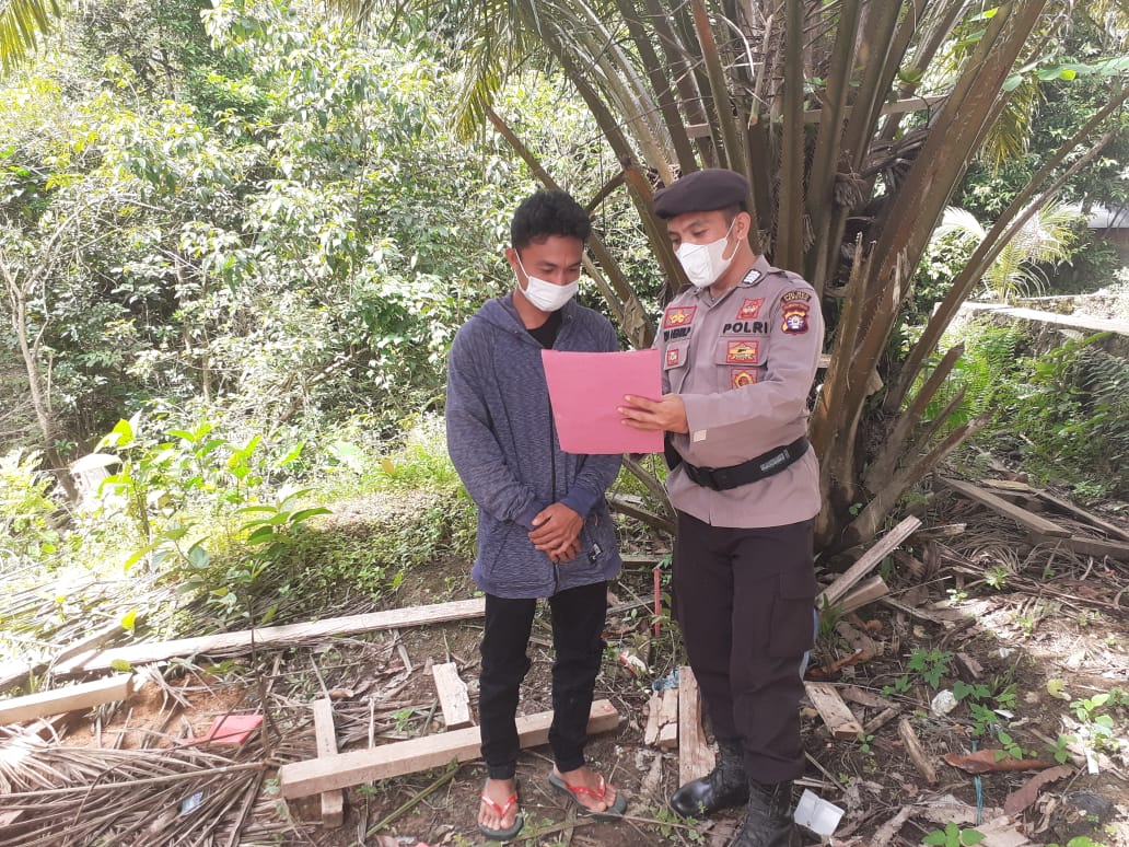 Anggota Polsek Seruyan Tengah Polres Seruyan melaksanakan penyebaran Maklumat Kapolda Kalteng tentang larangan membakar hutan dan lahan. Senin (11/1/2021). Foto : Tbn