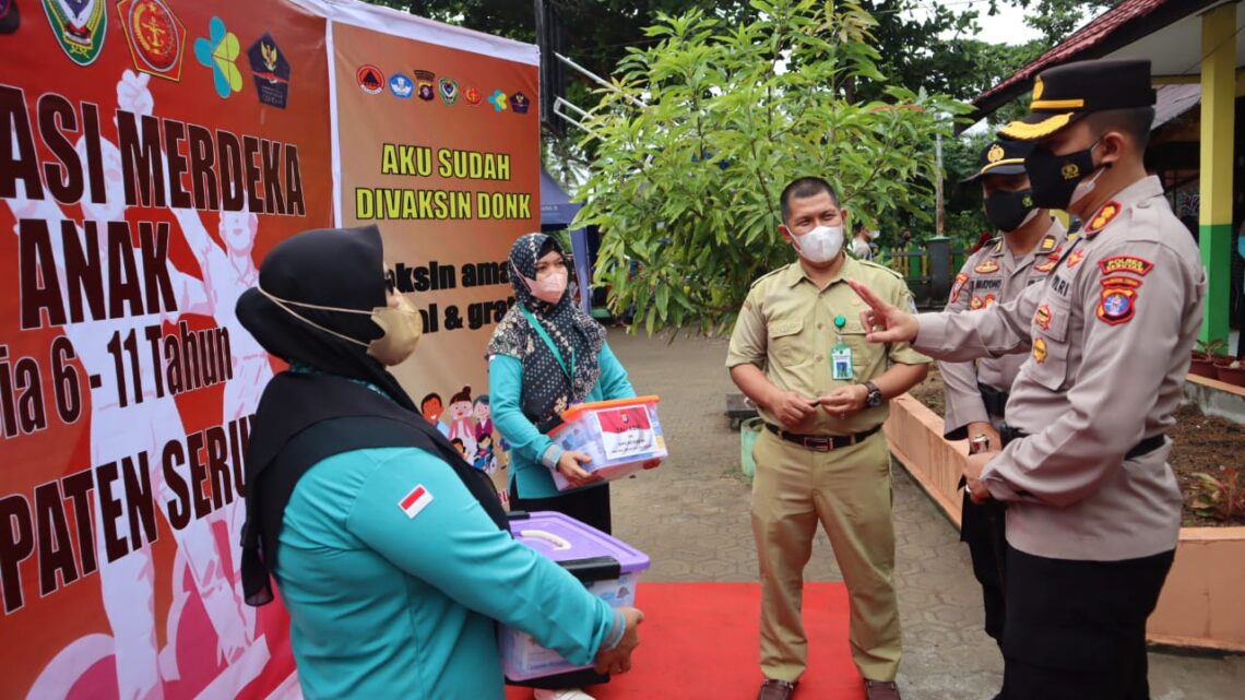 Kapolres Seruyan AKBP Bayu Wicaksono, S.H., S.I.K., M.Si. menyapa dan menyemangati nakes (tenaga kesehatan) di sela sela kegiatan  pelaksanaan Vaksinasi Anak di SDN 1 Kuala Pembuang II jalan Ahmad Yani Kota Kuala Pembuang Kabupaten Seruyan, Selasa (11/01/2022). Foto : Tbn