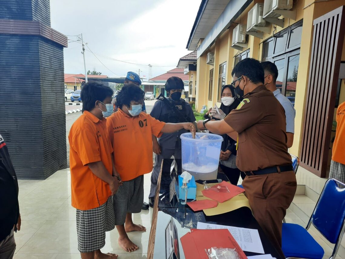 Kepolisian Resor Seruyan gelar pemusnahan barang bukti berupa narkotika jenis sabu-sabu seberat 35 gram yang bertempat di Mapolres Seruyan, Selasa, (11/01/2022). Foto : Tbn