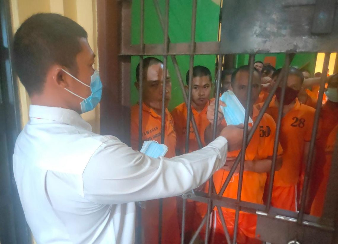 Sattahti Polres Seruyan Polda Kalteng bagikan masker gratis kepada para tahanan guna persiapan Jam Besuk Tahanan, Selasa (11/2/2021). Foto : Tbn