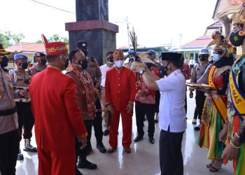 Kapolda Kalteng Terima Gelar Adat Dari Damang Se-Kabupaten Seruyan