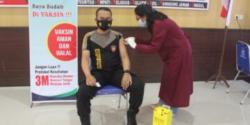 Antisipasi Covid-19, Ratusan Anggota Polres Seruyan Divaksin Tahap Pertama