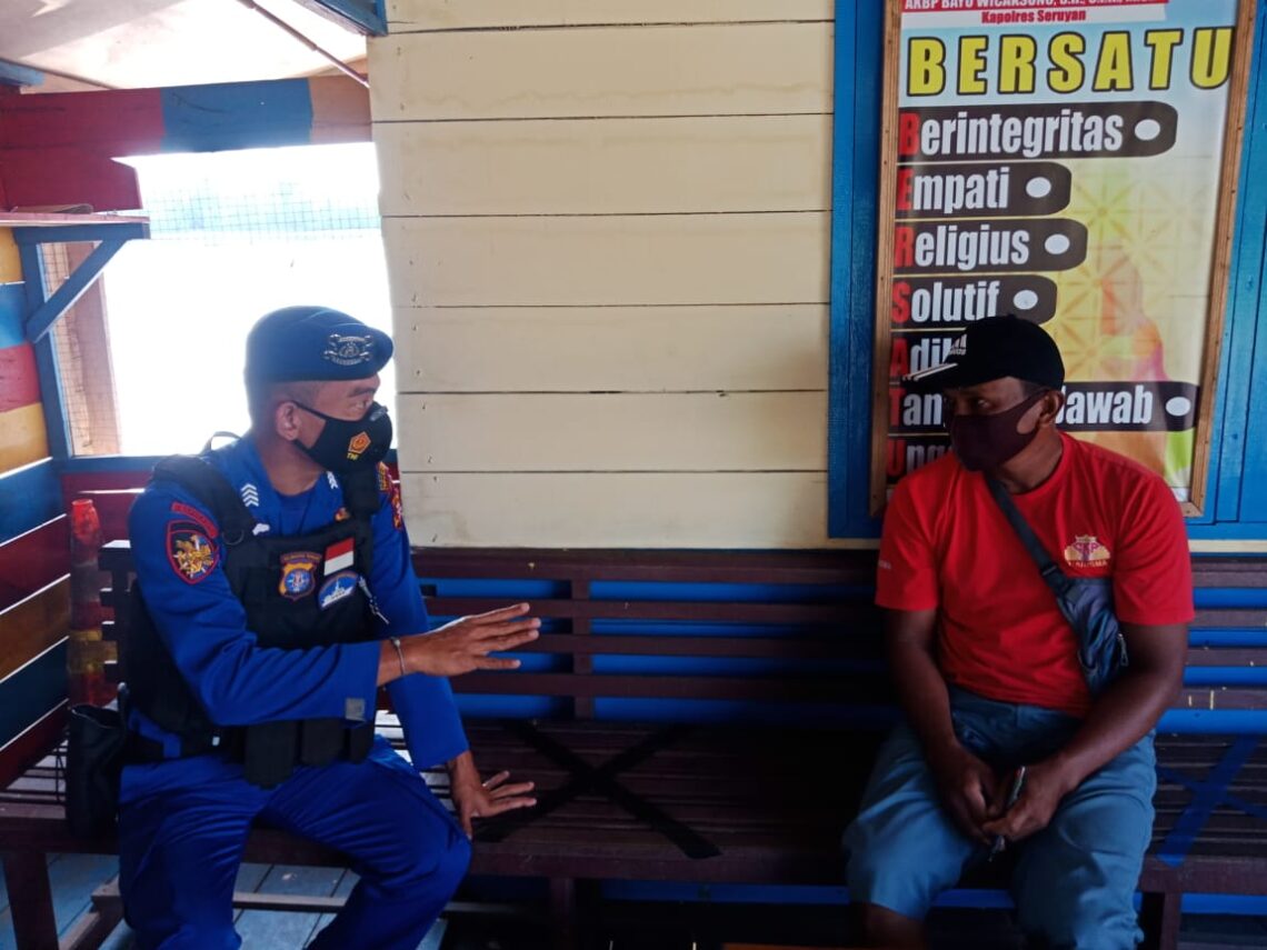 Personil Satpolairud Polres Seruyan, melaksanakan sosialisasi berupa tatap muka secara langsung tentang Saber Pungli di Mako Penjagaan Satpolairud Kelurahan Kuala Pembuang Kec. Seruyan Hilir Kab. Seruyan, Kamis (11/03/2021). Foto : Tbn