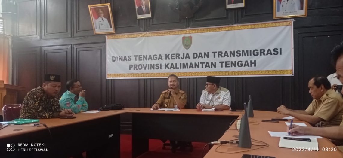 Kepala Dinas Tenaga Kerja dan Transmigrasi Provinsi Kalimantan Tengah Farid Wajdi saat menjelaskan ketransmigrasian