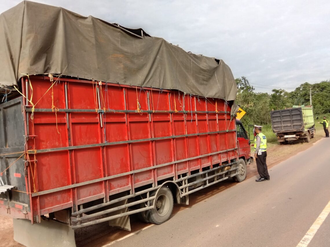 Sat Lantas Polres Seruyan bersama Dinas Perhubungan Kabupaten Seruyan sosialisasi penertiban terhadap kendaraan ODOL (Over Dimension Over Loading).