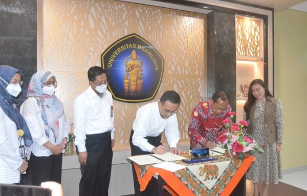 Kepala Dinas Kesehatan Provinsi Kalimantan Tengah bersama Dekan Fakultas Kedokteran Universitas Brawijaya saat menandatangani kerja sama
