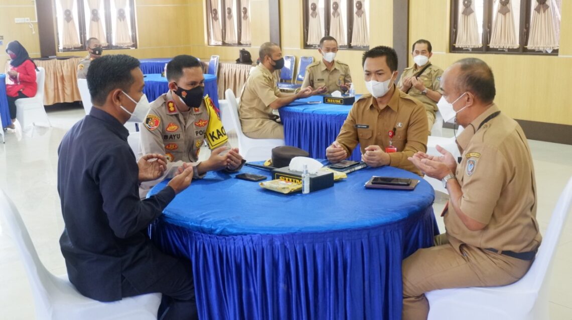 Kapolres Seruyan AKBP Bayu Wicaksono, S.H., S.I.K., M.Si., bertempat di Patria Tama 95 Polres Seruyan, memimpin pelaksanaan Penandatanganan Nota Kesepahaman (MoU) antara Polres Seruyan dengan Dinas PUPR Kab. Seruyan, Selasa (11/5/21). Foto : Tbn
