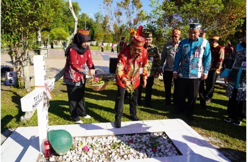 Tabur Bunga pertama di Makam Tjilik Riwut