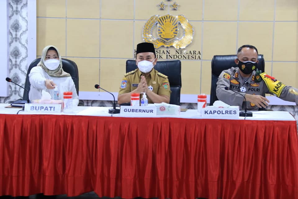 Gubernur Kalimantan Tengah, H. Sugianto Sabran memimpin rapat evaluasi penanganan Covid-19, yang digelar di Aula Polres Kotawaringin Barat, Senin (10/05/2021). Foto : BA