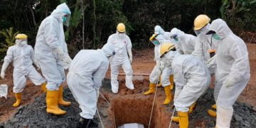 Berseragam APD Lengkap, Polres Mura dan TNI Kompi C-631 Makamkan Jenazah PDP Covid-19