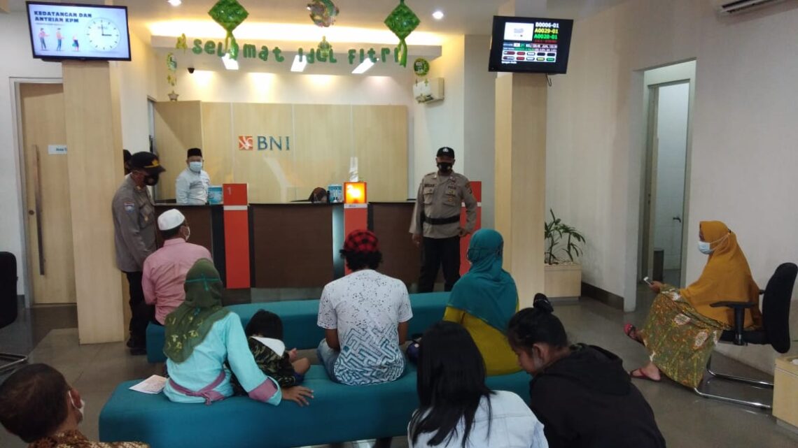 Sat Binmas Cek Satpam dan Keamanan di Sejumlah Bank di Kab. Seruyan, Selasa (11/5/2021). Foto : Tbn