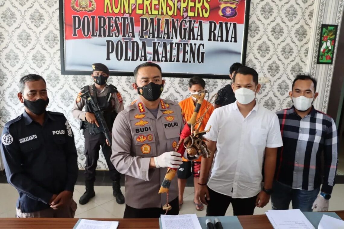Kapolresta Palangka Raya, Polda Kalteng Kombes Pol. Budi Santosa, S.I.K., M.H., mengadakan konferensi pers kasus penganiayaan di lobi Mapolresta setempat, Rabu (11/5/2022) siang.