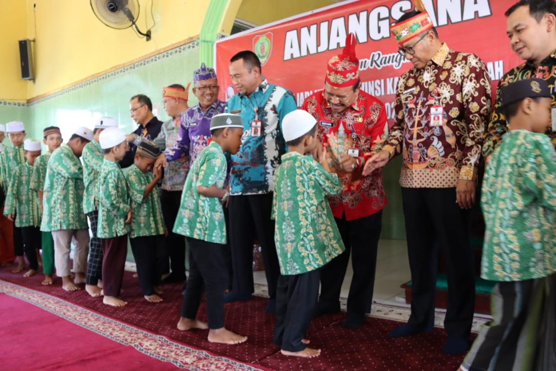 Sekretaris Daerah Provinsi Kalteng H. Nuryakin saat melakukan anjangsana di Lembaga Kesejahteraan Sosial Panti Asuhan Ayah Bunda