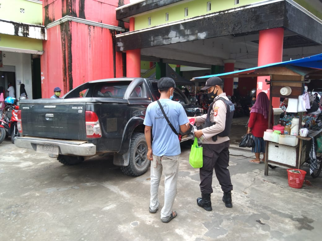 Anggota Polres Seruyan Beserta Anggota Sat Pol PP Kabupaten Seruyan di Kota Kuala Pembuang yang menyasar di Sepanjang Jalan Raya Kota Kuala Pembuang, Selasa (11/05/2021) Pagi. Foto : Tbn