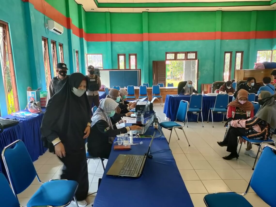 Pengamanan vaksinasi Covid-19 dilakukan personil Polsek Serhil, Polres Seruyan di Kantor Kemenag Kecamatan Seruyan Hilir Kabupaten Seruyan, Jum'at (11/06/2021). Foto : Tbn