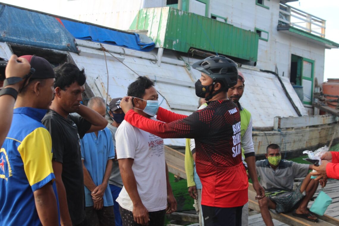 Kapolres Seruyan AKBP Bayu Wicaksono, S.H., S.I.K., M.Si., yang dampingi PJU Polres Seruyan Melaksanakan SerMaTepe (Seruyan Mancal Tebar Pesona) sekaligus membagi masker, Jumat (11/6/2021). Foto : Tbn