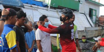 Kapolres Seruyan Bagikan Masker kepada Masyarakat di Dermaga
