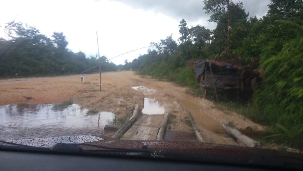 Kondisi jalan menuju Desa Bajuh, Kecamatan  Kapuas Tengah Kabupaten Kapuas mengalami rusak dan perlu perhatian pihak terkait. Foto : Fer