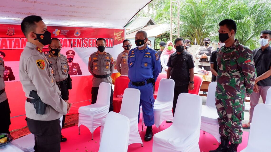 Polres Seruyan bertempat di Pos PPKM Penyekatan Desa Persil Kabupaten Seruyan mengikuti kegiatan Vicon secara serentak jajaran Polda Kalteng terkait evaluasi Pemberlakuan Pembatasan Kegiatan Masyarakat, Minggu (10/7/2021). Foto : Tbn