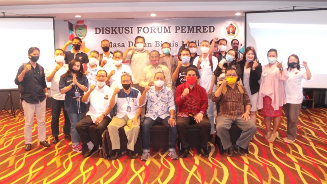 Peserta diskusi Forum Pemred foto bersama usai diskusi di Palangka Raya, Sabtu (11/7/2020) siang. Foto : Syah